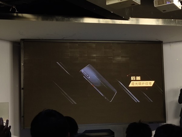 iQOO Monster騎士黑選用啞光碳纖紋路后蓋