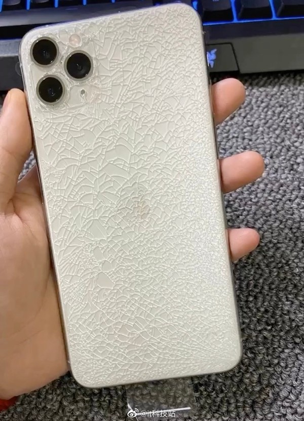 摔出冰裂紋的iPhone 11 Pro Max（圖源微博）